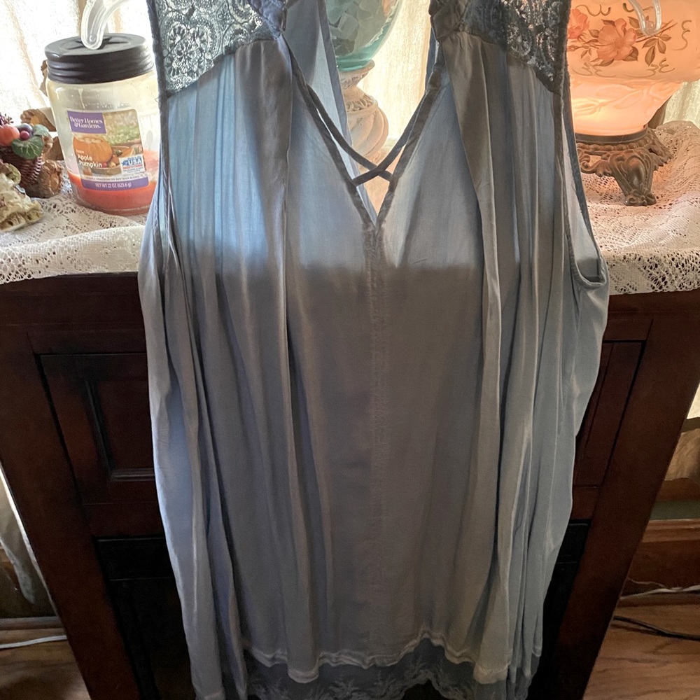 Super cute flowing tank tunic with lace